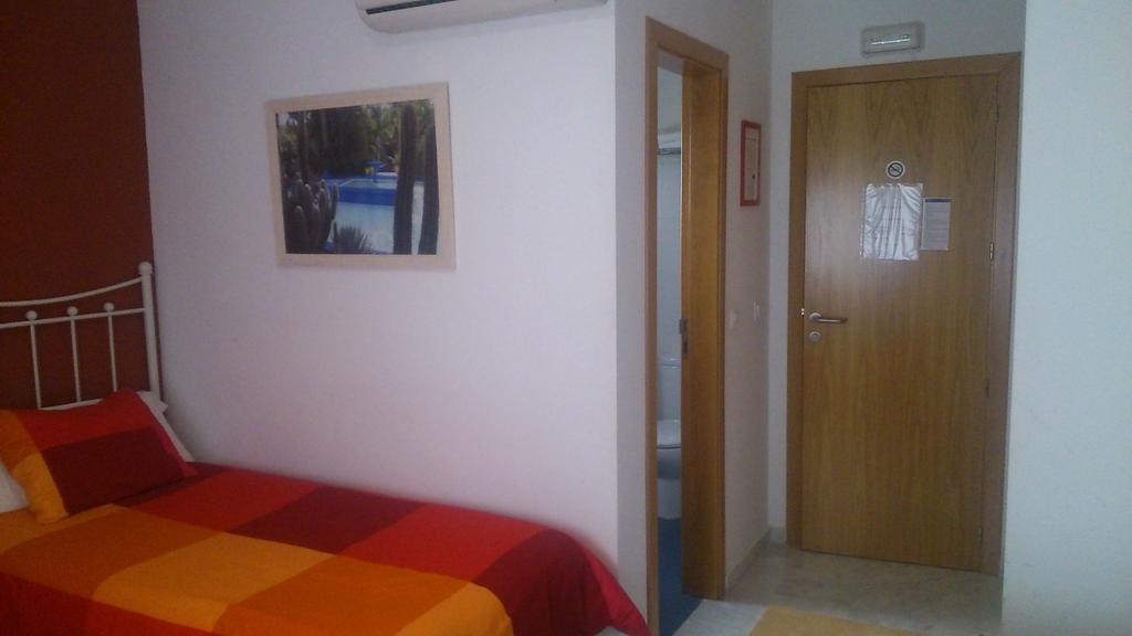 Hostal Monteluna Rociana Chambre photo